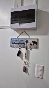 uma toalha pendurada na parede com uma tv em Ruka Austral em Punta Arenas