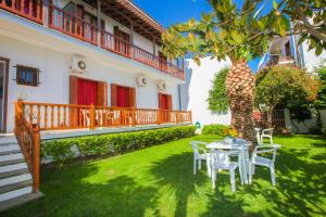 Jardí fora de Skiathos House