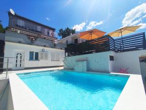 Bazén v ubytování Apartments Rafael nebo v jeho okolí