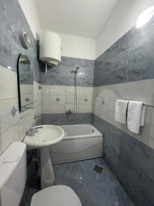 Koupelna v ubytování Kasneci Apartments + 37 fotografií