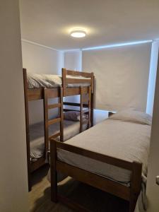 a room with two bunk beds in a room at Arriendo depto en La Serena condominio Firenze in La Serena