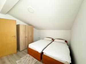 Postel nebo postele na pokoji v ubytování Apartments Rafael + 17 fotografií