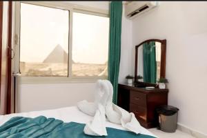 um quarto com uma cama com animais de toalha em Sphinx Middle East em Cairo