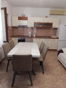 een keuken met een tafel en stoelen in een kamer bij Apartment Vinka in Trogir