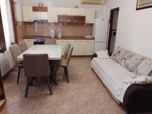 een woonkamer met een bank en een tafel bij Apartment Vinka in Trogir