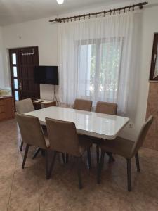 een eetkamer met een witte tafel en stoelen bij Apartment Vinka in Trogir
