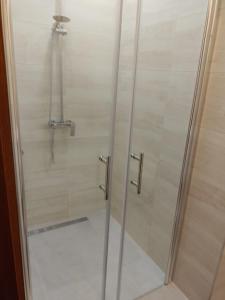 een douche met een glazen deur in een badkamer bij Apartment Vinka in Trogir +32 foto's