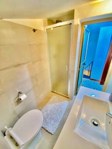 un baño con inodoro y lavabo en Casa Erica, en Lubriano 23 fotos más