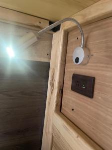 una luce fissata a una parete di legno con un interruttore di Hostel Revolution Quito a Quito