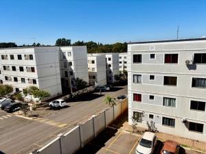 an aerial view of a parking lot next to buildings at APP 2 Quartos Belle Nature in Valparaíso de Goiás