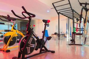 a gym with two bikes parked in a room at Hotel ACA Chilecito in Chilecito