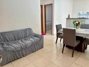 a living room with a couch and a table at Só 1 Quarto Belle Nature in Valparaíso de Goiás