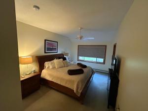 Postelja oz. postelje v sobi nastanitve The Timberview - 4 Bedroom Air Conditioned Townhouse