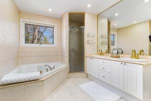 Ένα μπάνιο στο Home in Richmond Hill +27 φωτογραφίες