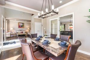 Χώρος καθιστικού στο Home in Richmond Hill