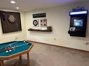 Miza za biljard v nastanitvi The Timberview - 4 Bedroom Air Conditioned Townhouse