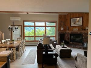 Predel za sedenje v nastanitvi The Timberview - 4 Bedroom Air Conditioned Townhouse
