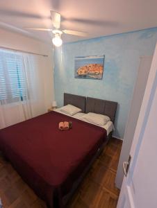 Postel nebo postele na pokoji v ubytování ground floor apartment 50m from beach