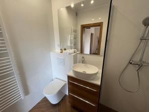 Ένα μπάνιο στο Apartamenty Uchnasta