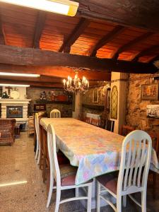 a dining room with a long table and chairs at Casa do Cabo - 3 habitaciones con 3 baños independientes  +20 photos