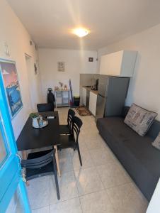 Kuchyň nebo kuchyňský kout v ubytování ground floor apartment 50m from beach