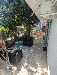 Patio nebo venkovní prostory v ubytování ground floor apartment 50m from beach
