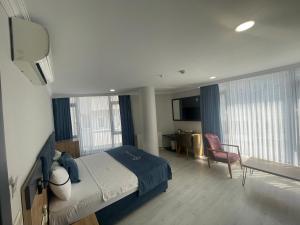 a hotel room with a bed and a table and chairs at HANN OTEL in Trabzon