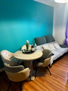 a table and chairs in a room with a bed at Ferienwohnung HAPPYHOME Bahnhofnah gemütlich familiär in Arnstadt