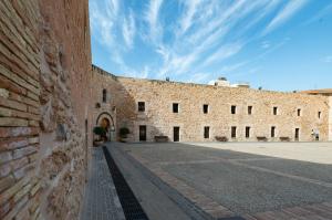 a large stone building with a brick wall at Holiday Beach Centro in Santa Pola