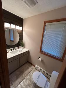 Kopalnica v nastanitvi The Timberview - 4 Bedroom Air Conditioned Townhouse