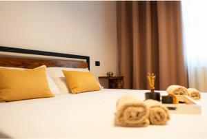 a hotel room with a bed with towels on it at Fenili Belasi - appartamento con giardino a 5min da Brescia in Castel Mella