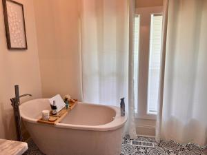 Bilik mandi di Historic Vibes, Modern Comfort +21 gambar