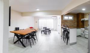 eine Küche und ein Esszimmer mit Tisch und Stühlen in der Unterkunft URIBURU 45 in Malargüe