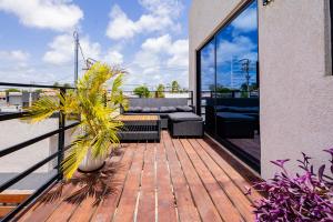オラニエスタッドにあるWaraWara Condominiumのデッキ(ソファ、椅子付)