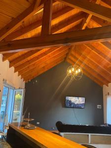 TV a/nebo společenská místnost v ubytování Chalet Liwen