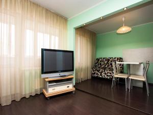 モスクワにあるApartLux Yugo-Zapadnaya Studioのリビングルーム(薄型テレビ、ソファ付)