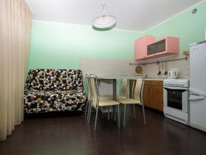 モスクワにあるApartLux Yugo-Zapadnaya Studioのキッチン(テーブル、椅子、ソファ付)