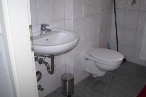 a bathroom with a sink and a toilet at Carodorfblick in Carolinensiel +17 photos