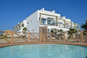 una casa con piscina frente a un edificio en Arenales del Mar Menor - 7808, en La Manga del Mar Menor