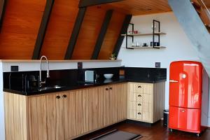 cocina con nevera roja y armarios de madera en Cabana Tempo | 2h30 SP | Vista Única | Cama King, en Santo Antônio do Pinhal 70 fotos más