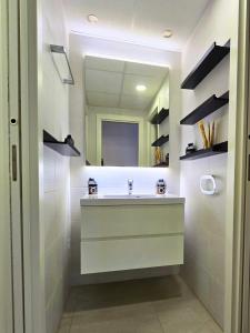 un bagno con lavandino e specchio di Casa Flamenca Apartment in Flamenca Village a Playa Flamenca