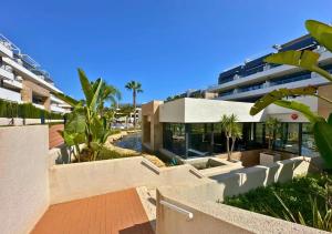 vista su un edificio con palme di Casa Flamenca Apartment in Flamenca Village a Playa Flamenca
