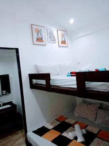 ein Schlafzimmer mit zwei Etagenbetten und einem Spiegel in der Unterkunft 204 Casa de Rany in Daro + 3 Fotos