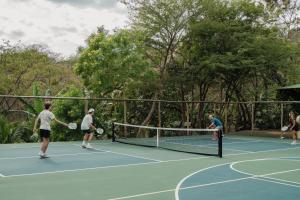 Tennis ja/või seinatennis majutusasutuses Santarena Hotel at Las Catalinas või selle läheduses