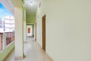 DānāpurSPOT ON Jaishakti Guest House的一条有门的建筑物的空走廊
