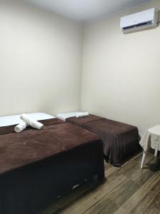 Una habitación con dos camas con toallas. en Aluguel de um quarto - Espaço Maranata, en Porangatu