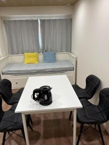 a room with a table and chairs and a bed at WZNET新小岩101 成田空港都心便利商店街近い1LDK 43平 5Pax in Tokyo