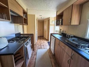 Dapur atau dapur kecil di Superb Caravan With Free Wifi At Southview Park Ref 33033E