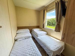 Katil atau katil-katil dalam bilik di Superb Caravan With Free Wifi At Southview Park Ref 33033E
