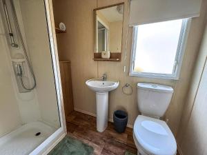 Bilik mandi di Superb Caravan With Free Wifi At Southview Park Ref 33033E